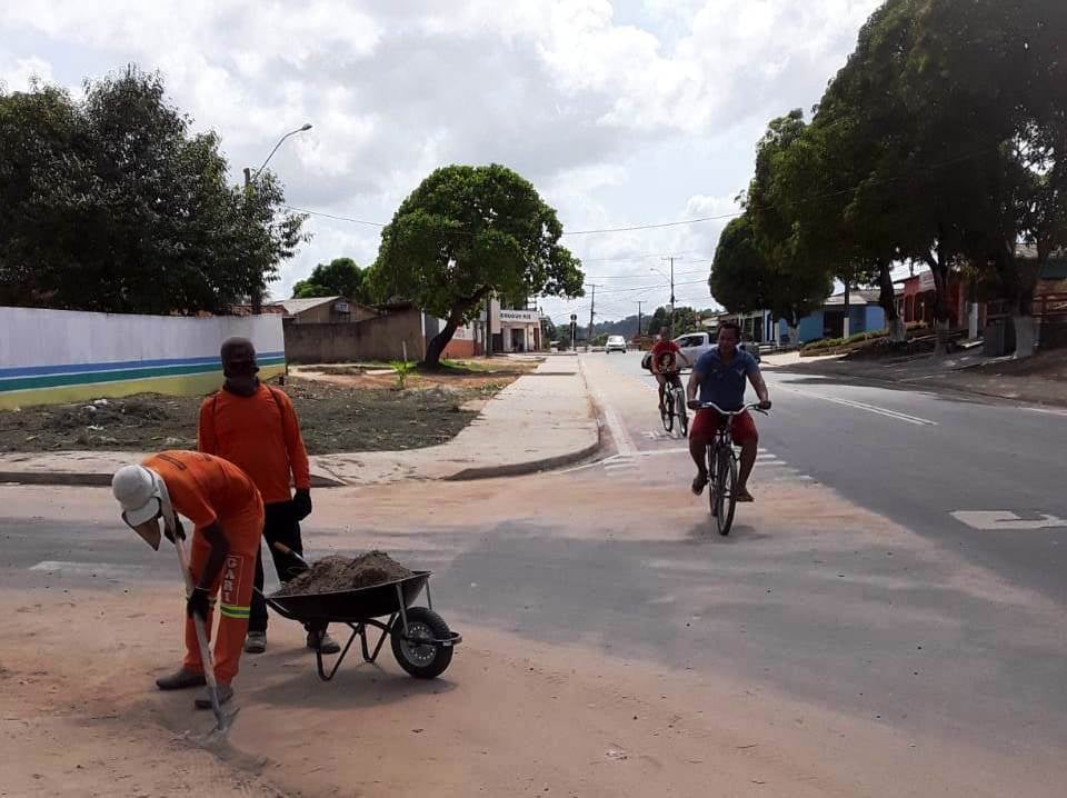 Prefeitura avança com serviços de limpeza, roçagem, capina e remoção do serviço do disk entulho em toda cidade.